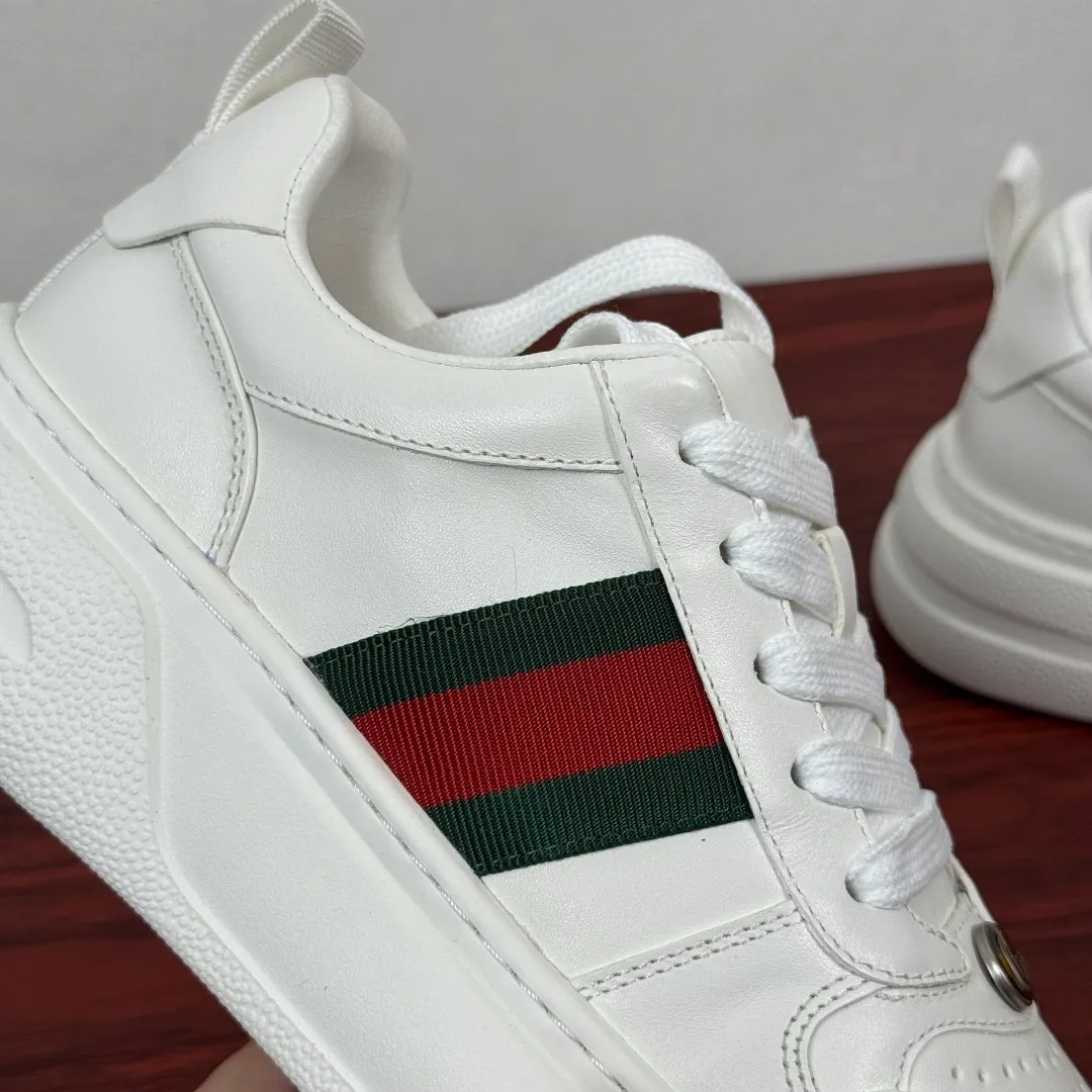 Batch 800 Gucci/Gucci new autumn men's leather sneakers thick-soled lightweight biscuit shoes! In the 2025 autumn and winter series, this sneaker adopts a thick-soled structure and cleverly uses the triple elements of silhouette design, color matching and material. Showcase retro style. This shoe is crafted from cow leather with webbing details and features a lightweight rubber sole for added sophistication. Multiple leathers are finely tailored and precision motorcycle composite splicing creates a full sense of layering. Full calfskin lining and insole with gold-tone logo lettering and badge detailing. There is a GG brand logo buckle on the toe, classic webbing embellishment, 5CM thickened lightweight rubber sole, air-glue stitching process, long-lasting wear without opening the glue and excellent on-foot comfort. Flat last shape, easy to match with all types of pants, and comes with a full set of packaging! Size: 39-40-41-42-43-44 leather shoe size (can be customized to 38.45) Item number: 431920 Webbing white